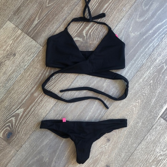 Other - Black criss cross sexy scrunch butt bikini